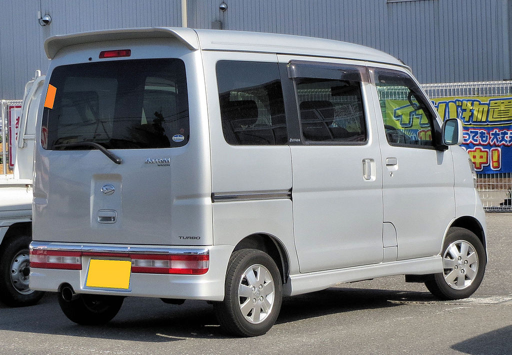 1024px-Daihatsu_Atrai_Wagon_RS_330G_Rear_0274