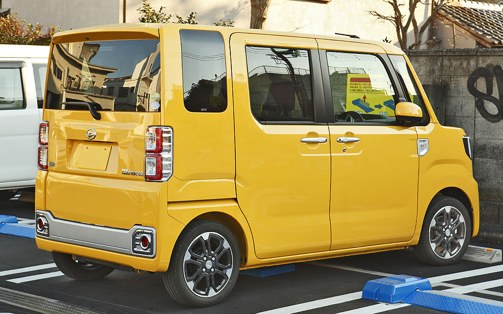 1024px-Daihatsu_Wake_102