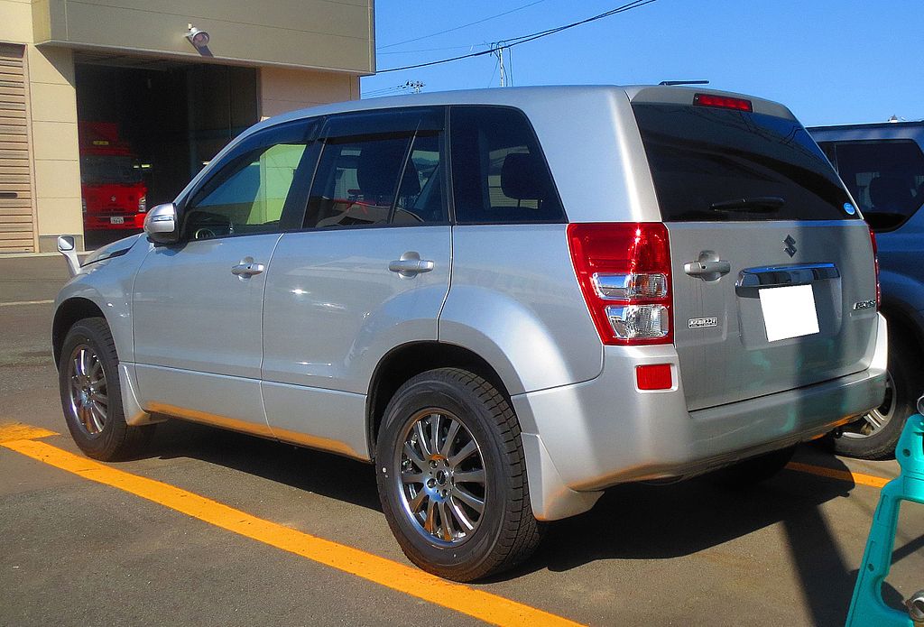 1024px-Suzuki_Escudo_XG_TDA4-7_Rear_0102