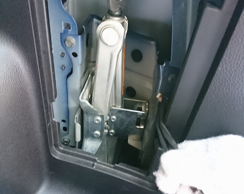 日産セレナのジャッキ格納場所
