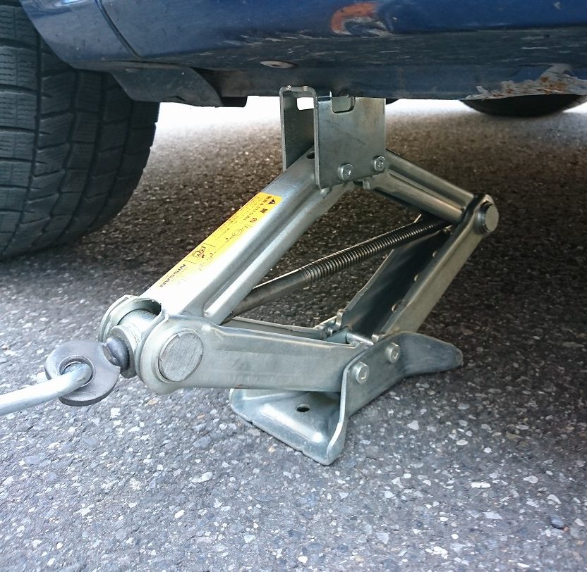 車をパンタジャッキで持ち上げる